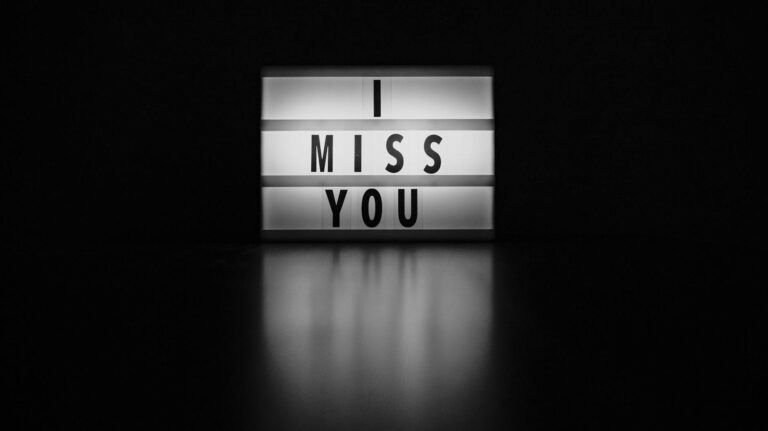 What are the signs that someone with dementia is in pain - Featured image