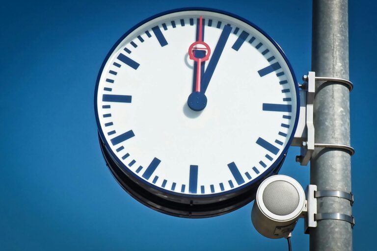 What's the Best Day Clock for Dementia Time Orientation? - Featured image