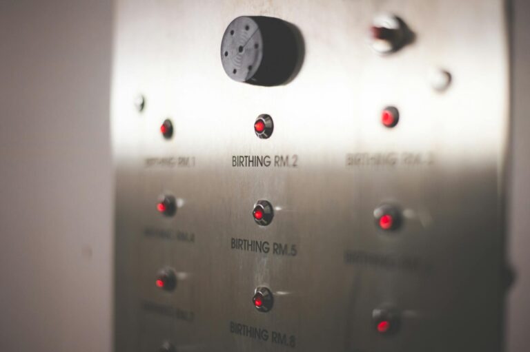 What's the Best Medical Alert System for People with Dementia? - Featured image