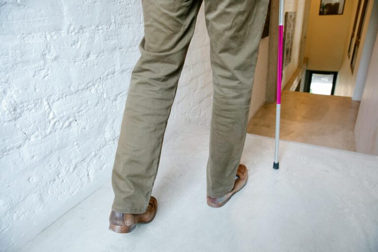 What's the Best Outdoor Walking Aid for Alzheimer's Patients? - Featured image