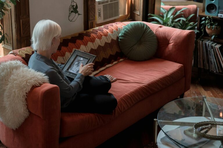 What's the Best Photo Frame for Dementia Reminiscence Therapy? - Featured image