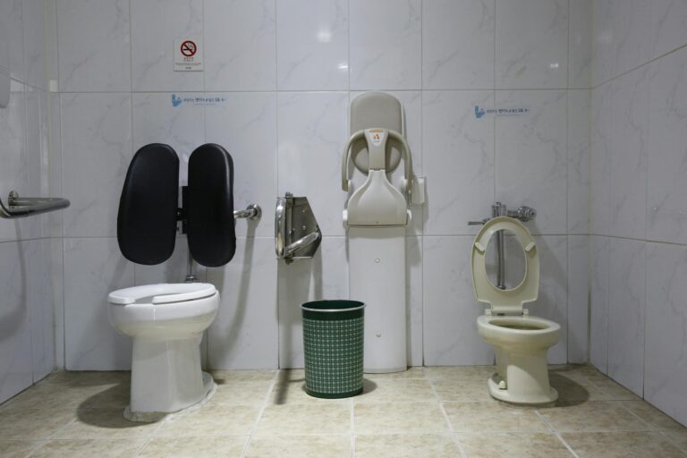 What's the Best Toilet Safety Frame for Alzheimer's Patients? - Featured image