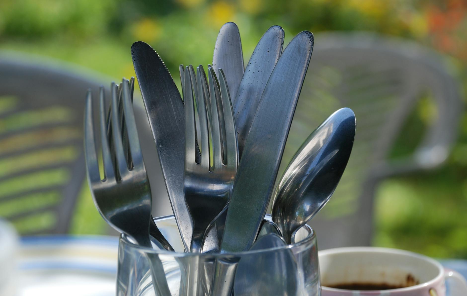 Which Adaptive Utensils and Dinnerware Actually Help Alzheimer's Patients Eat Better?