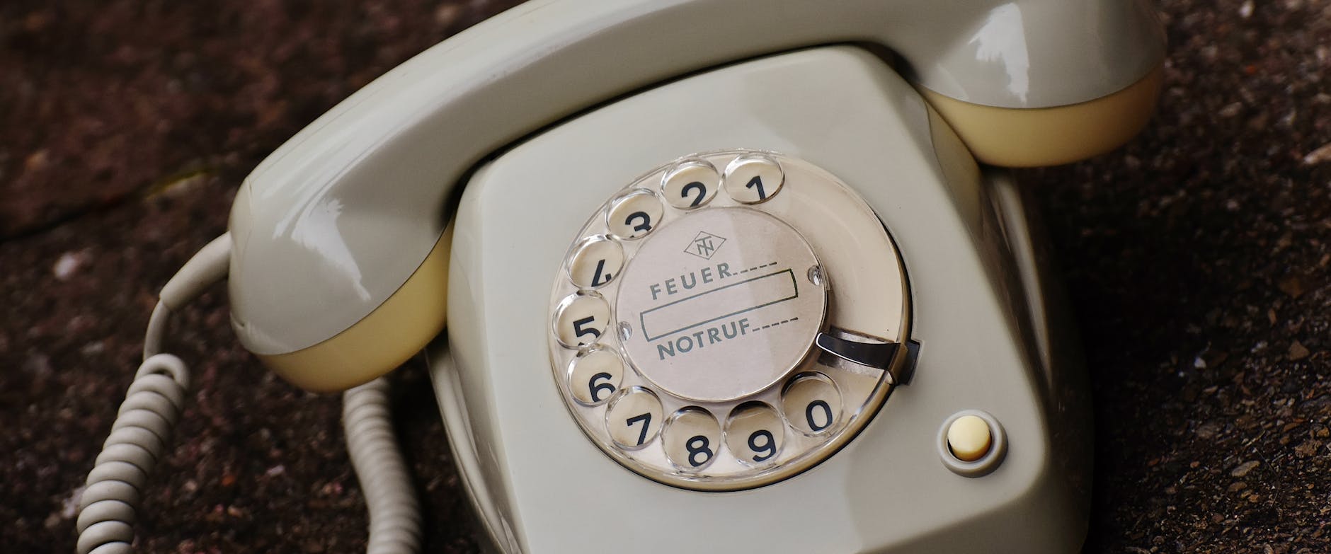 Which Emergency Phone Features Matter Most for Dementia Safety?