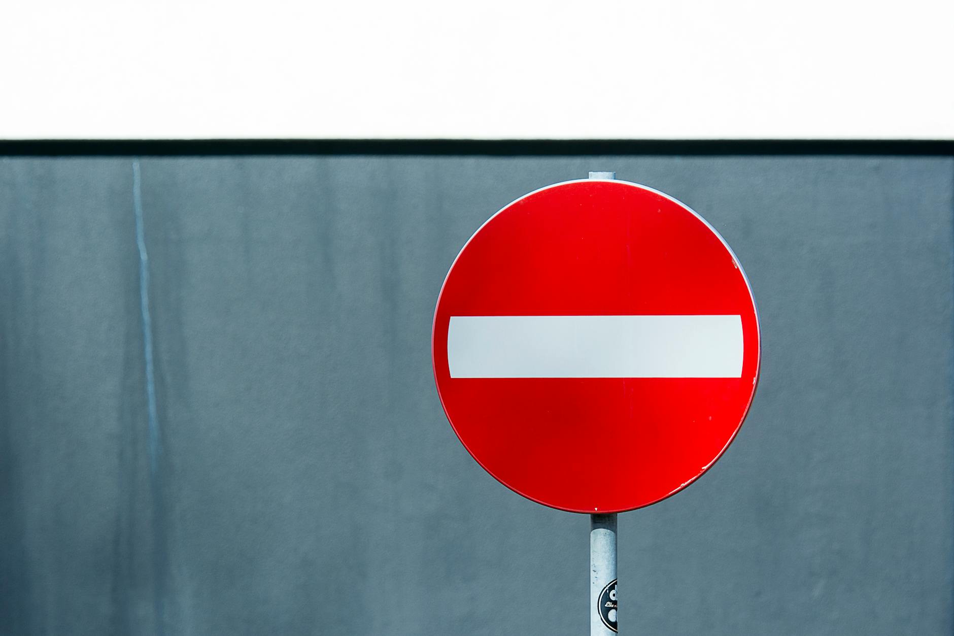 Why Do Standard Signs Fail People with Alzheimer's Disease?