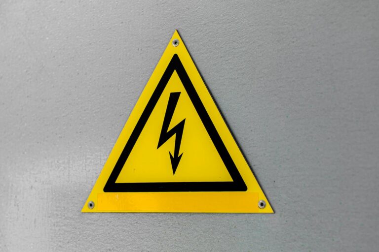 8 Early Warning Signs Doctors Say Could Point to Lumbar Disc Herniation - Featured image