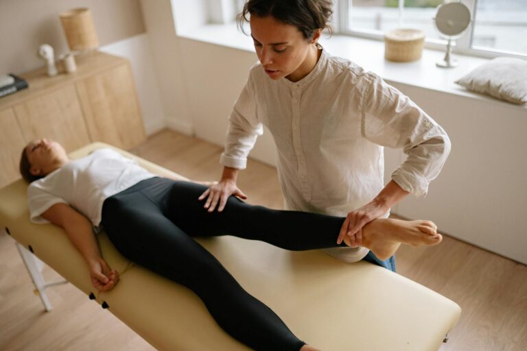 9 Physical Therapy Treatments Often Used to Reduce SI Joint Pain and Instability - Featured image