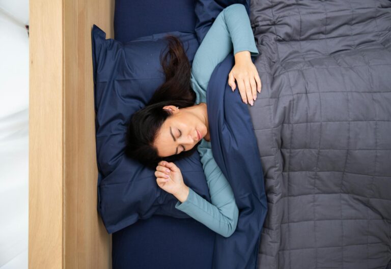 Can weighted blankets improve sleep in dementia patients - Featured image