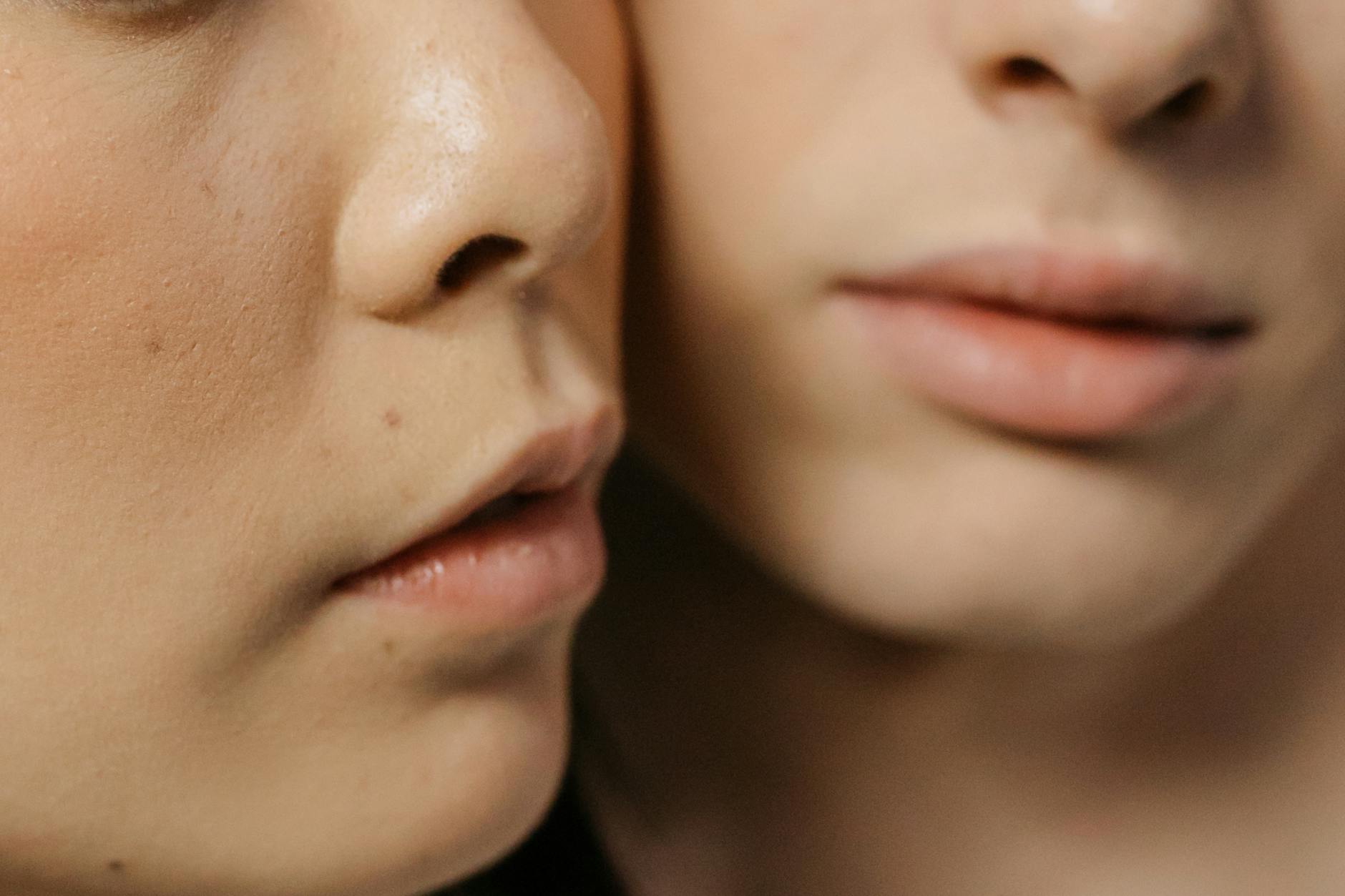 How Do Clogged Pores Form and Lead to Breakouts?