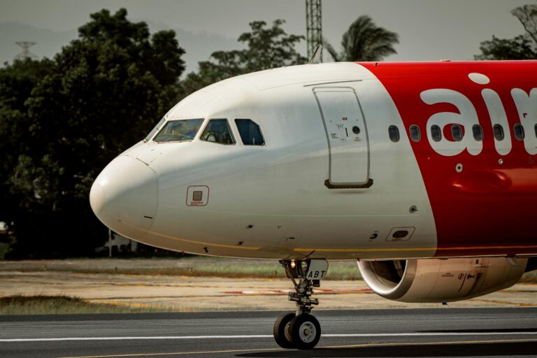 Plane Nose Ripped Off at NYC Airport in Late-Night Chaos - Featured image
