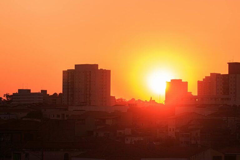 Record Heat Forces Cities to Issue Emergency Weather Advisories - Featured image