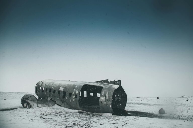 Witness Sees Damaged Plane With Missing Nose at NYC Airport - Featured image