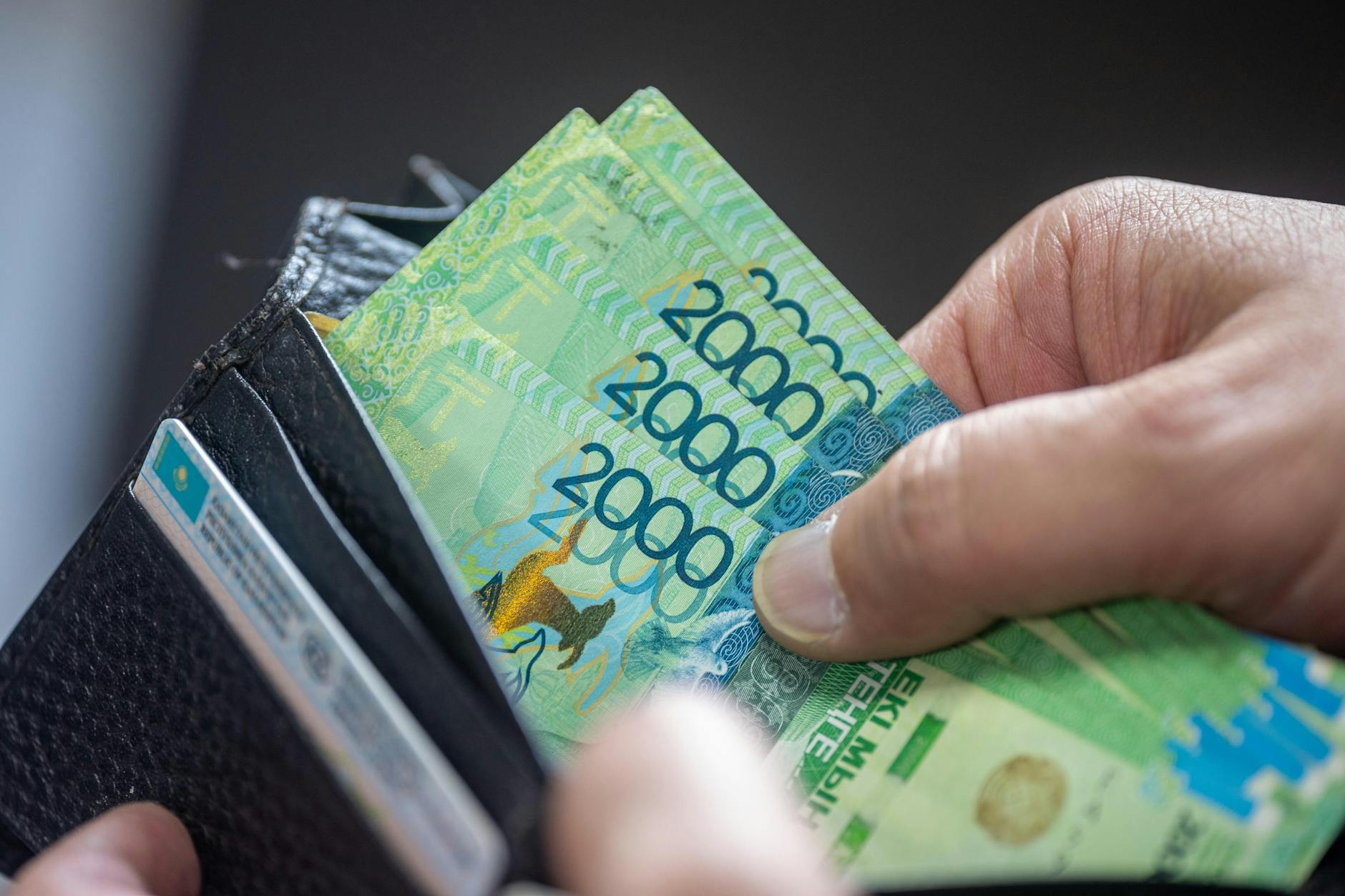 How Does Impulsive Spending Differ Between Normal Aging and Early Dementia?