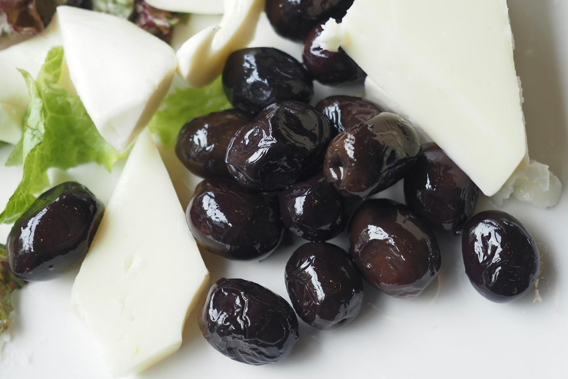 How Does the Mediterranean Diet Reduce Dementia Risk in Middle-Aged Adults?