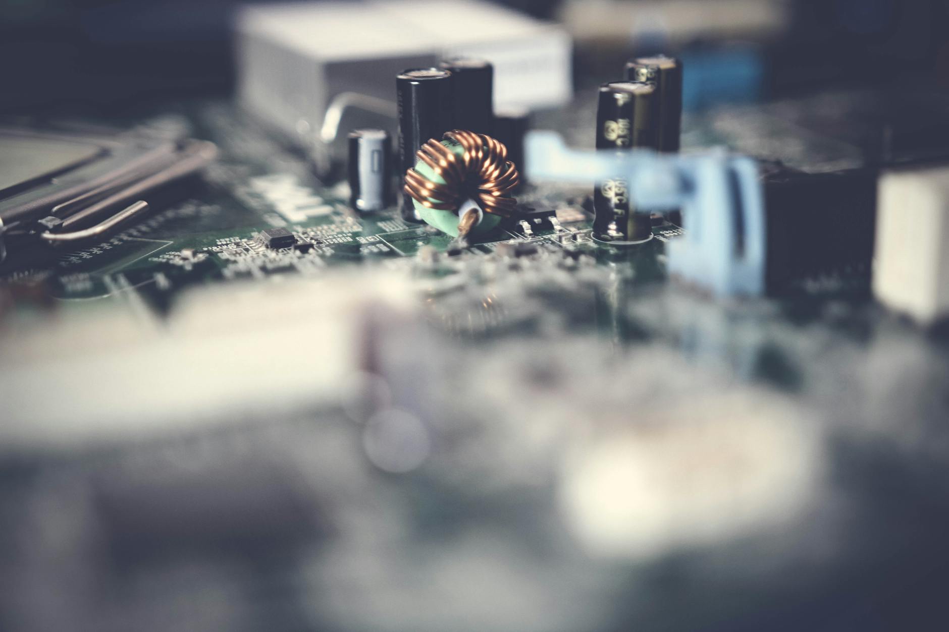 IS TECHNOLOGY DIFFICULTY IN YOUR 40S A NORMAL SIGN OF AGING OR A RED FLAG?