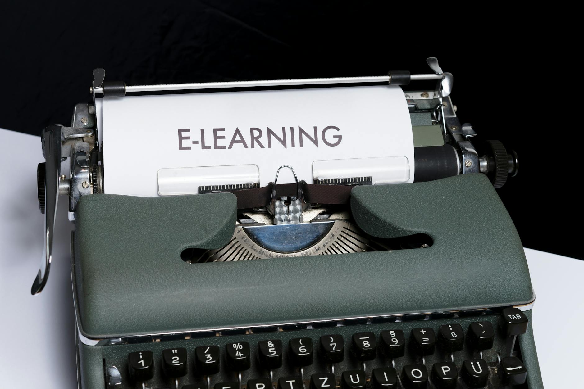 How Does Online Learning Strengthen Memory?