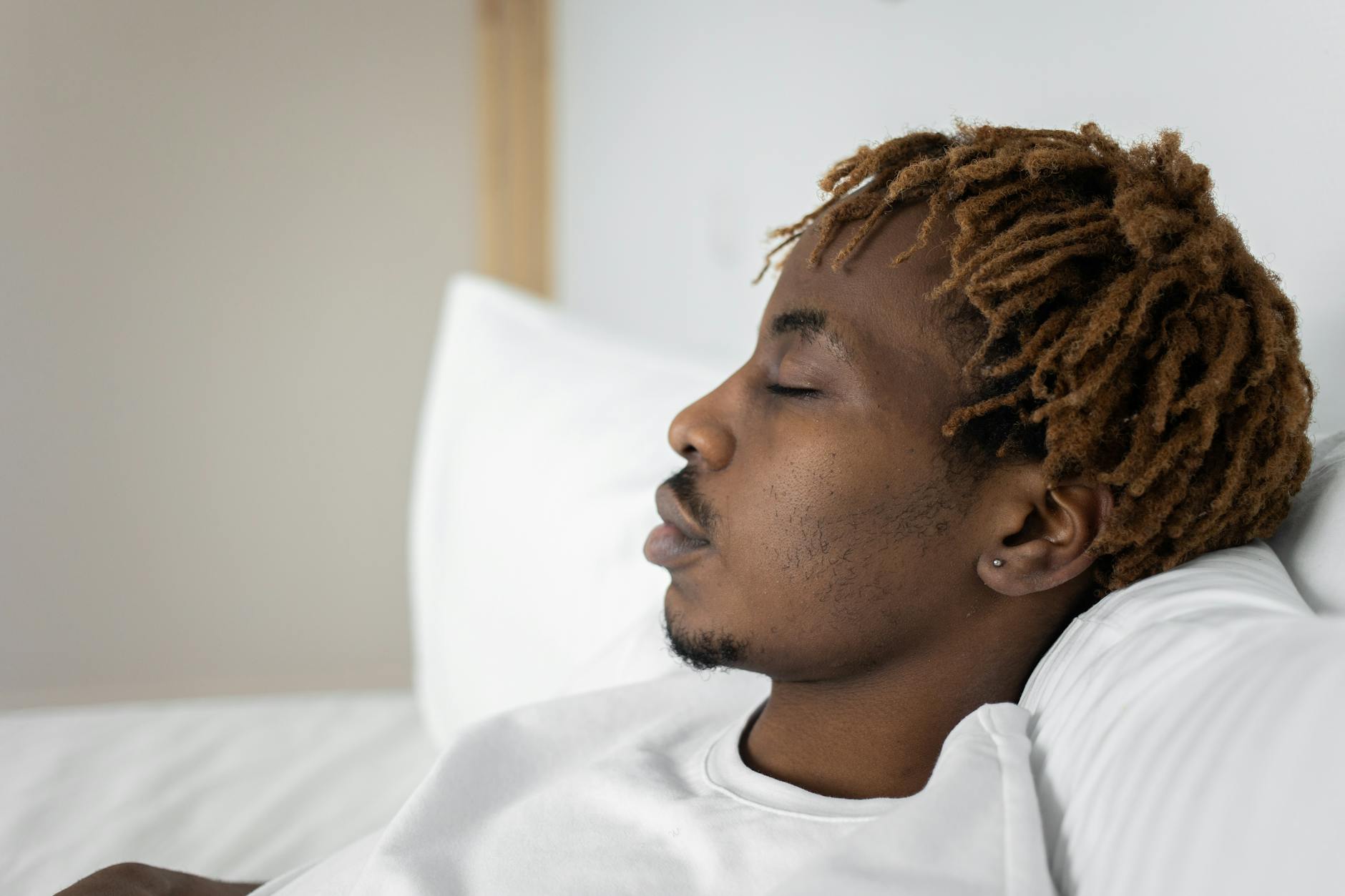 How Side Sleeping Affects Respiratory Health and Brain Oxygenation