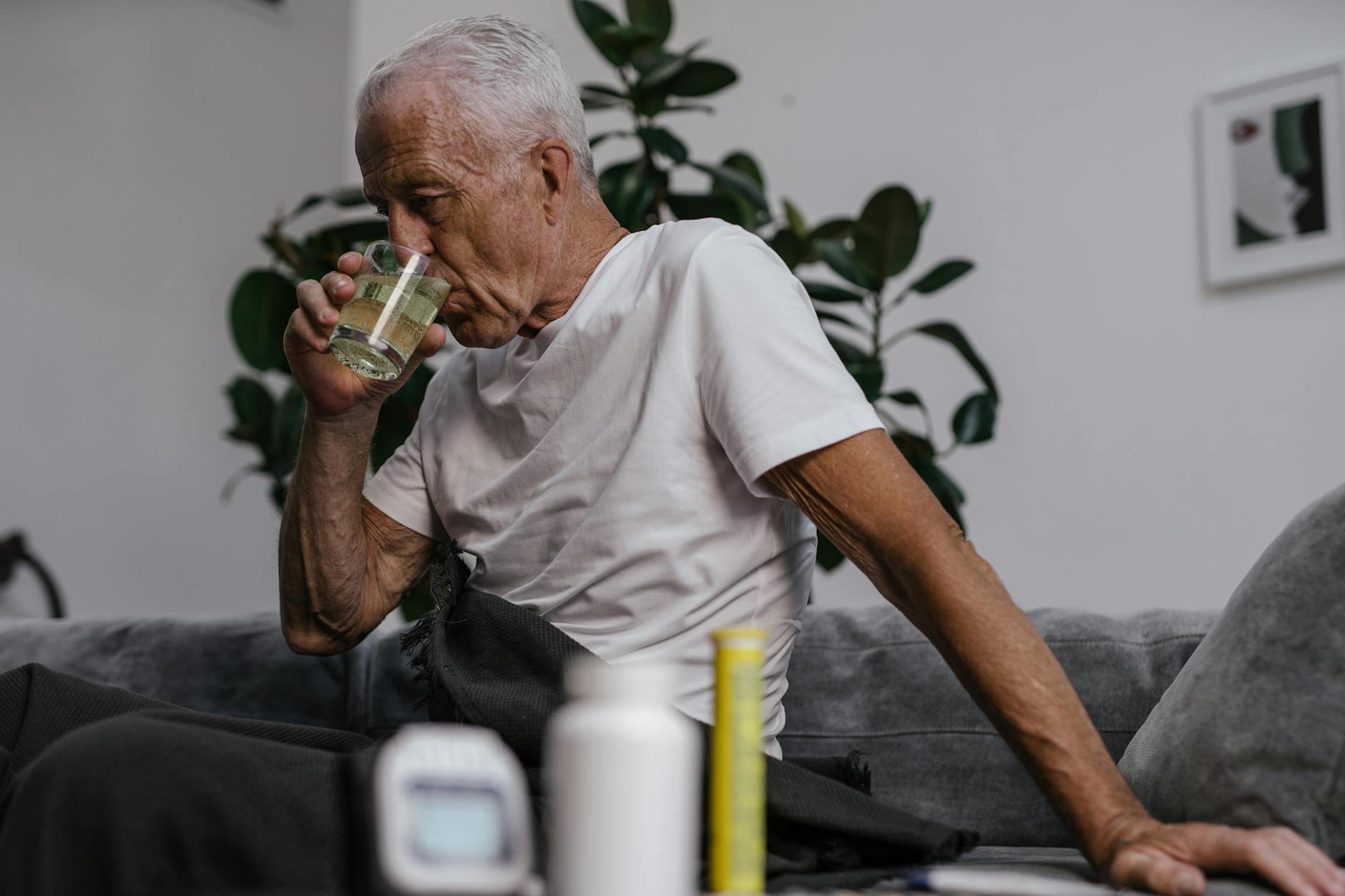 WHAT COMPLICATIONS AND MANAGEMENT CHALLENGES ARISE WITH ADVANCED INCONTINENCE?