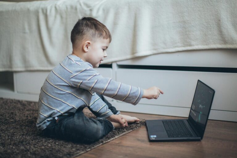 Why Screen Time Sitting May Be Worse for Brain Health Than Reading - Featured image