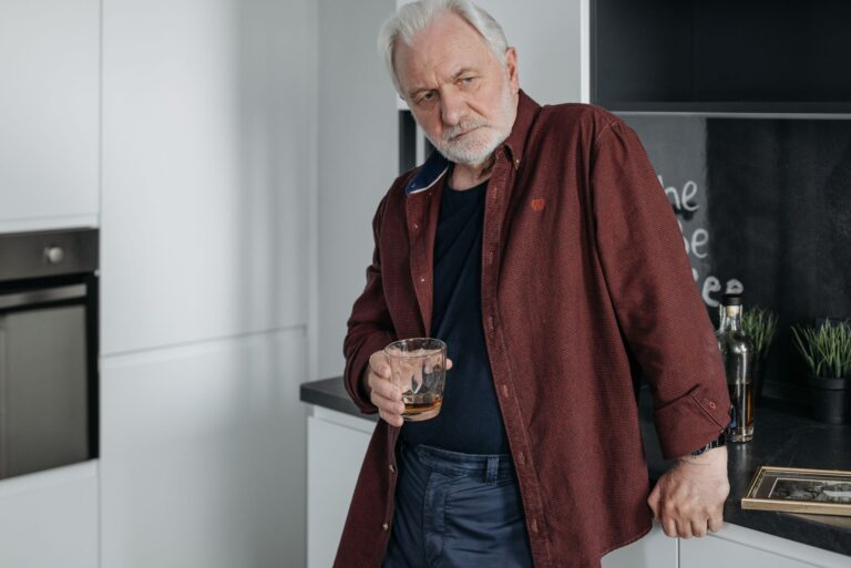 Does Alcohol Cause Dementia: Liver Disease and Brain Damage Study - Featured image