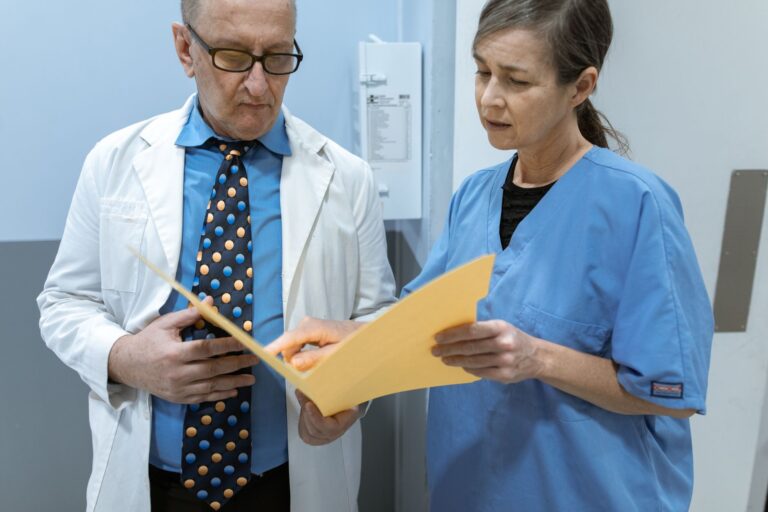 How Doctors Discuss Memory Concerns With Older Patients - Featured image