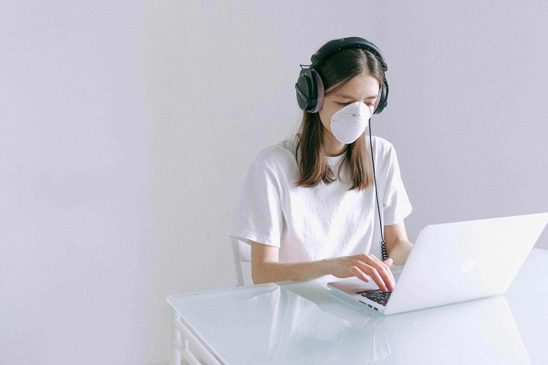 HOW SOCIAL ISOLATION AMPLIFIES ONLINE BEHAVIOR CHANGES