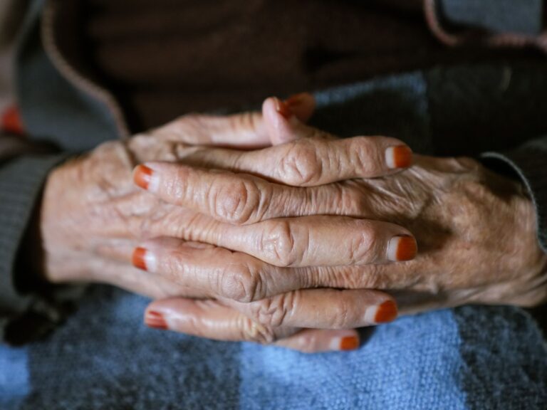 How Old Adults Maintain Sharp Memory - Featured image
