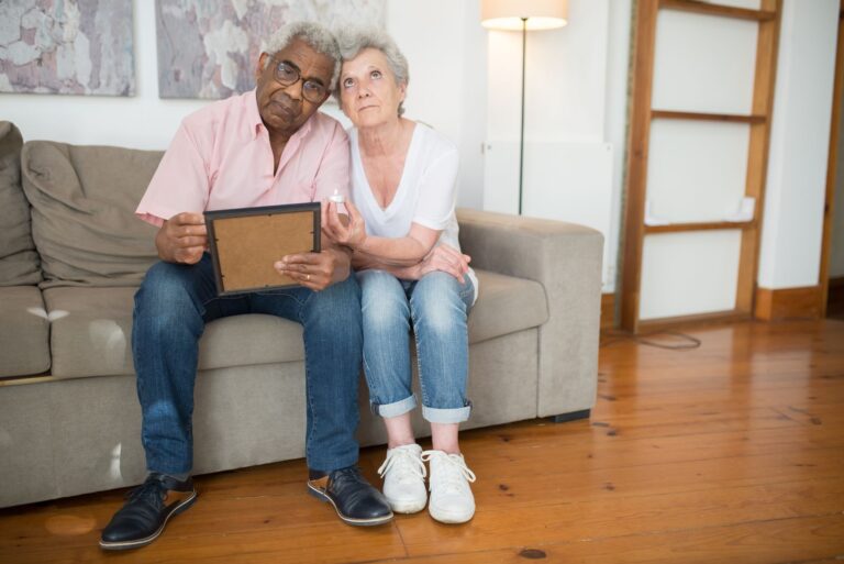 How to Cope With Embarrassing Public Dementia Behavior - Featured image