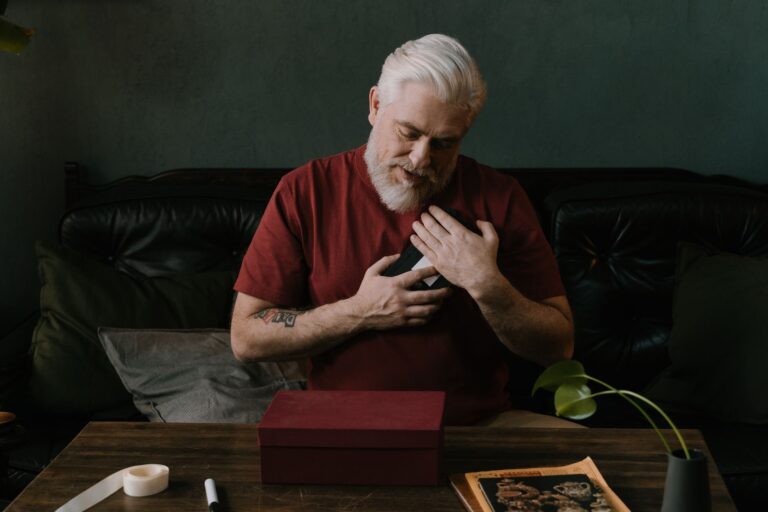 Memory Box for Dementia: What to Include in a Personalized Comfort Box - Featured image