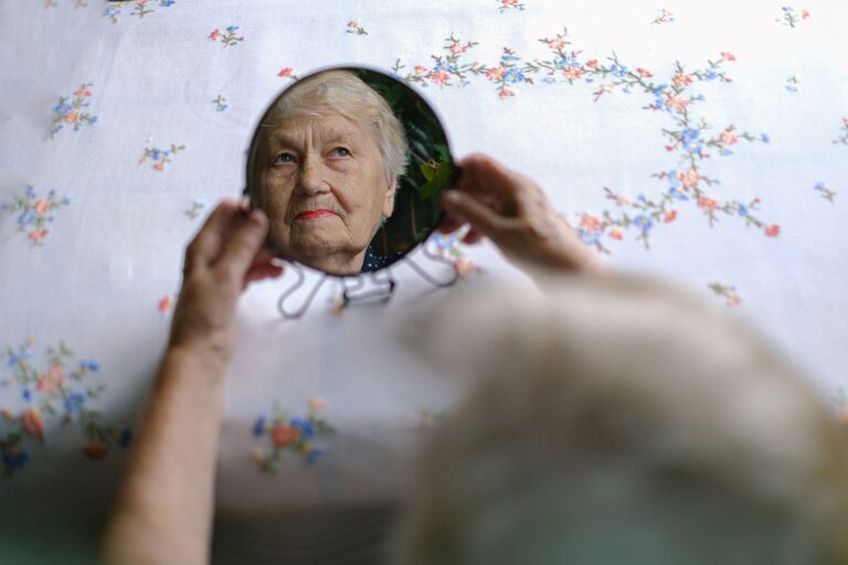 Obsessive thinking patterns increase emotional suffering for dementia family caregivers - Featured image