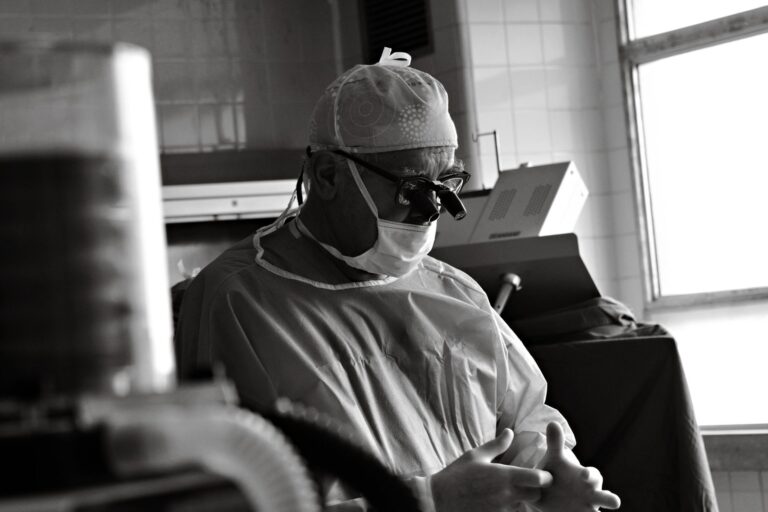 What to Watch for After Surgery in Someone With Dementia - Featured image
