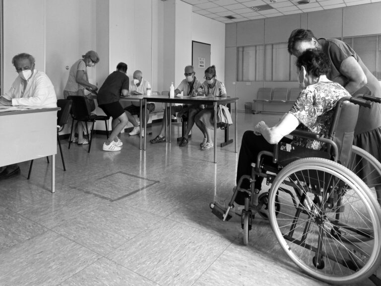 Wheelchair Safety for Dementia: Positioning, Brakes, and Supervision - Featured image