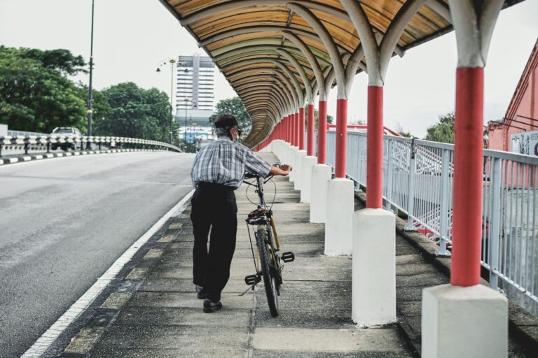 Why Active Transport (Biking/Walking) on Smoggy Days Can Be an Unseen Risk for Your Mind - Featured image