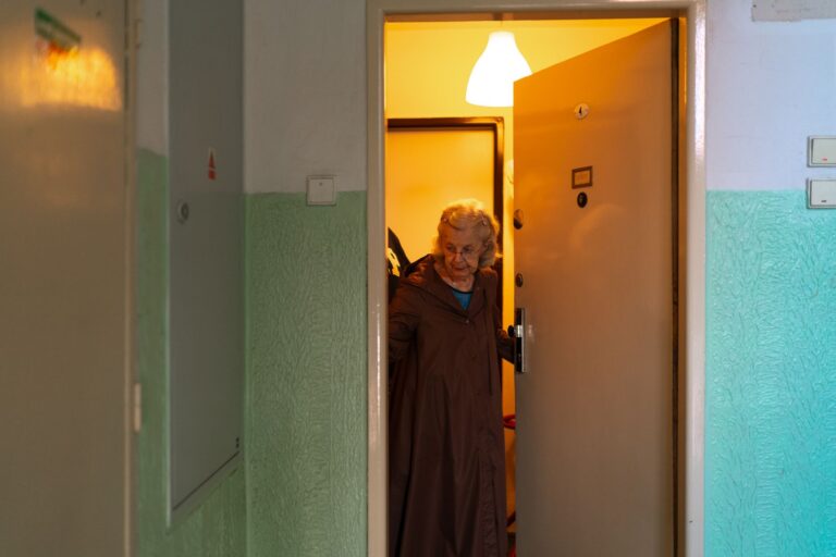 Why Open-Ended Questions Can Overwhelm Dementia Patients - Featured image