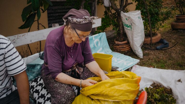 Why Sorting Objects Can Calm Dementia Restlessness - Featured image