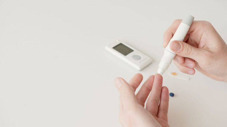 Blood Test Biomarkers May Predict Alzheimer's Risk Before Middle Age - Featured image