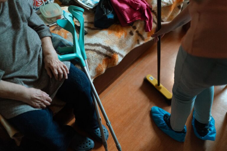Common Caregiver Mistakes Around Daytime Wandering in Dementia Care - Featured image