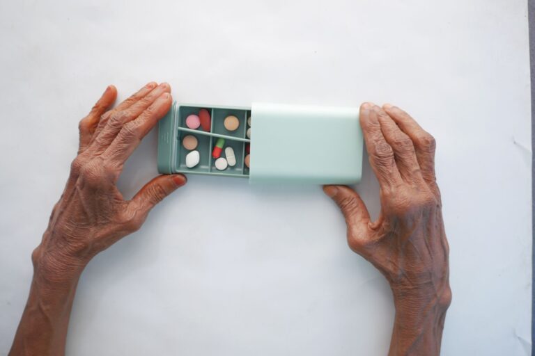 Could Medication Mistakes Be an Early Sign of Dementia? - Featured image