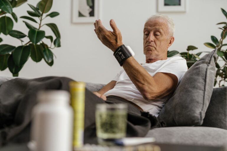 Could Trouble Managing Bills Be an Early Sign of Dementia? - Featured image