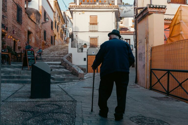Daytime Wandering and Dementia Safety: Risks Families Should Address - Featured image