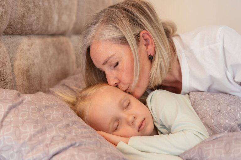 How Much Sleep Supports Brain Health and Lower Dementia Risk in Older Adults? - Featured image