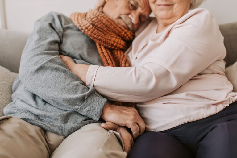 Husband Shares the Last Loving Message His Wife Wrote Before Dementia Took Her Speech - Featured image