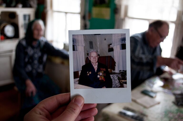 Life Story Books for Alzheimer's: Supplies, Setup, and Safety Tips - Featured image