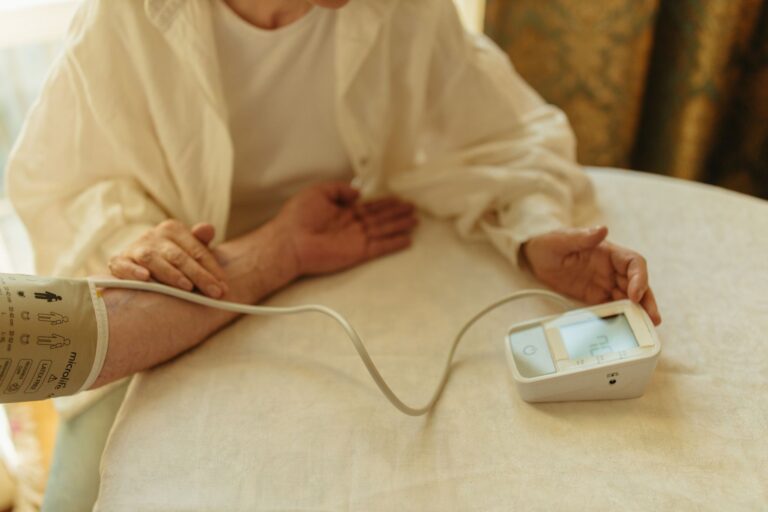 Low Blood Sugar After an Herbal Supplement: Confusion Signs Dementia Families May Miss - Featured image