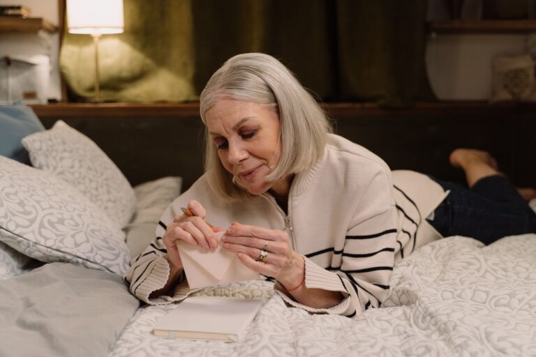 Old Diaries: The Memories Families Treasure as Alzheimer's Changes Communication - Featured image