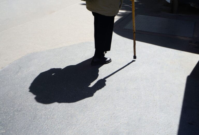 Regular Walking and Alzheimer's Prevention: Benefits, Limits, and Next Steps - Featured image