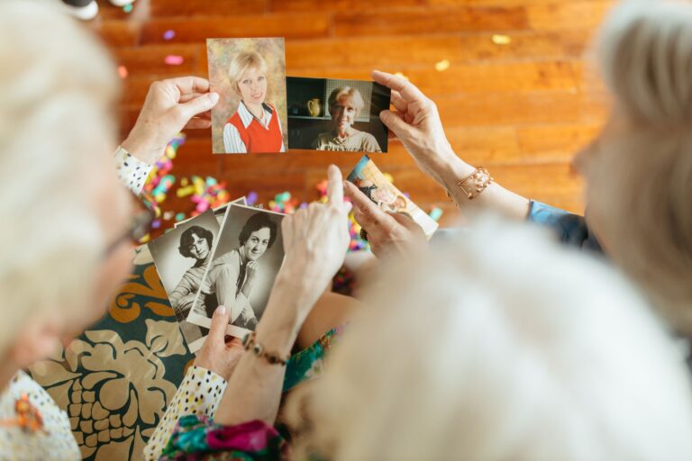 Reminiscence Conversations in Memory Care: Group and One-on-One Variations - Featured image
