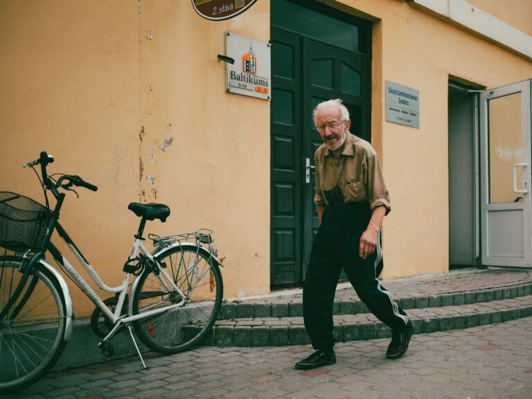Signs a Person With Dementia Is Enjoying Memory Boxes - Featured image