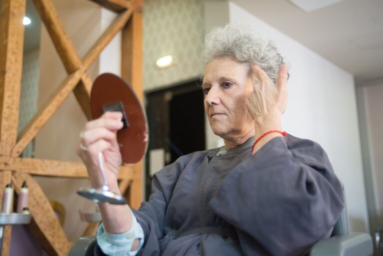 Signs a Person With Dementia Is Enjoying Simple Strength Exercises - Featured image
