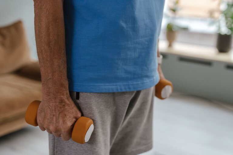 Simple Strength Exercises for Dementia: How to Adapt the Activity by Stage - Featured image